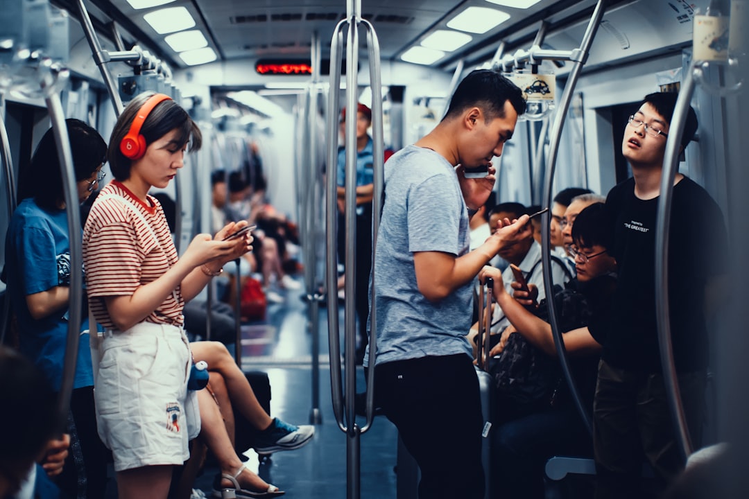 How to use social networks for effective job search